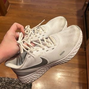 Nike white runners 9.5